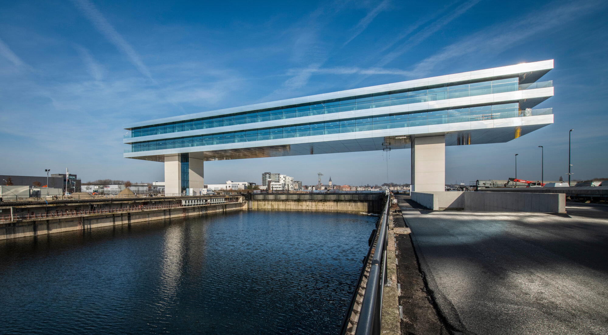 Kantoorgebouw Cordeel, Temse - een tafel boven het water, twintig meter boven de grond. © BINST Architects